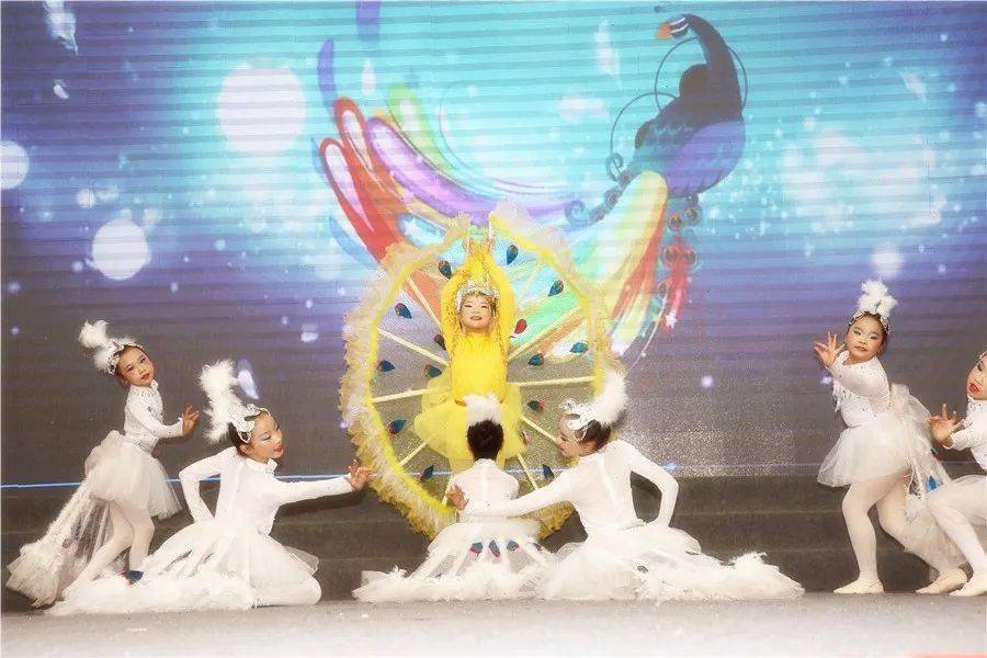 《梨园传承》表演集体:广元天立国际学校少先大队舞蹈:《摇摇船上广元