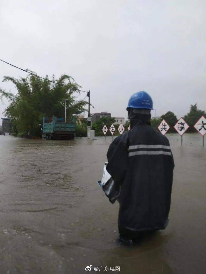 大亚湾公安 所有大雨中仍在坚守的人 感谢有你们守护惠州!