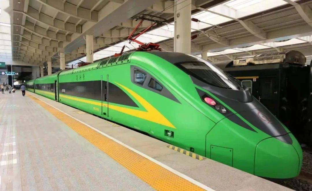 6小时到西安!内蒙古开行"绿巨人"动车组列车