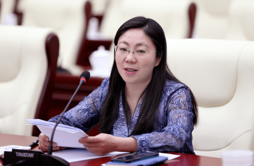 施文学出席会议并讲授专题党课6月1日,自治区人大常