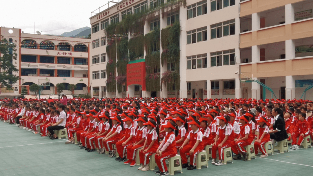 据了解,泸定桥小学以"二十二勇士中队"命名少先队,是为了缅怀革命先烈