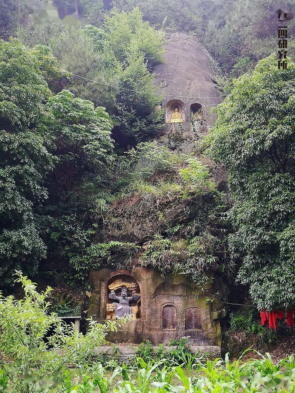 图为中梁山云峰寺垭口古道边的历代摩崖石刻)99(中梁山垭口风光)风