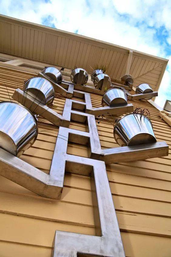 把雨水管设计成这样你咋不上天