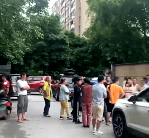 曝光!桂林这个小区业主跟物业闹大了_停车场