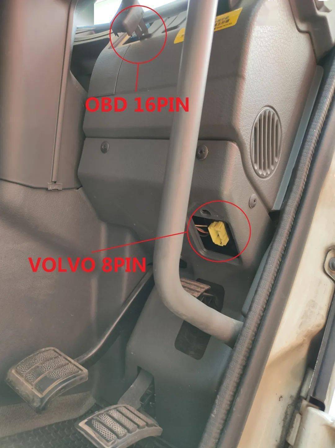 在车辆的具体位置分布如下:需要注意的是此款车型具有两个诊断座,1