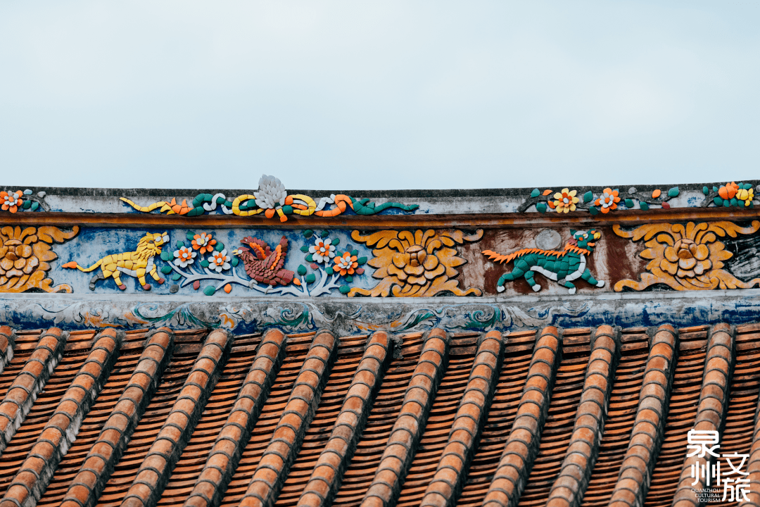 抬头看泉州厝顶有戏出