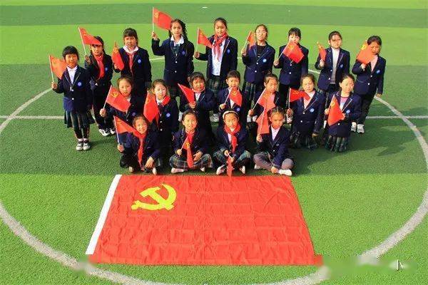 我向党旗敬个礼成立"红领巾先锋宣讲团".