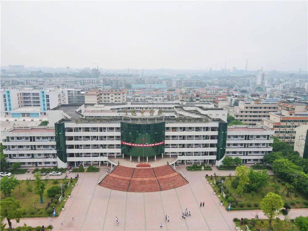 理科考点设在威远中学,共设67个考场;今年高考威远共设威远中学,凤翔