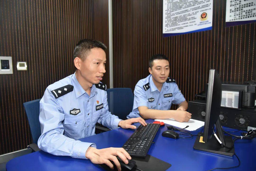 公安心向党护航新征程罗臣公安执法生命线上的守门员