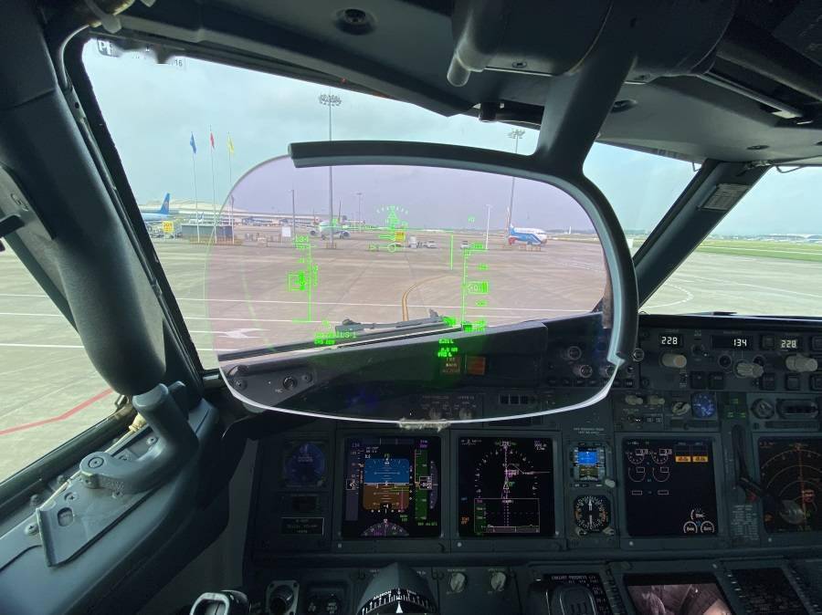 飞机驾驶员可保持平视状态,注视飞行仪表和导航数据,跟随