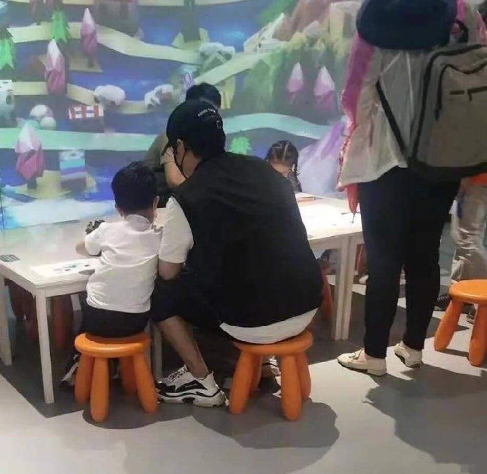 陈思诚离婚后带儿子出行,陪朵朵玩游戏画面温馨