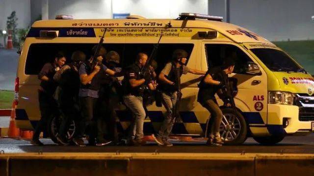 冲进一家百货商场,先后劫持16名人质,与前来救援的泰国警察和突击队
