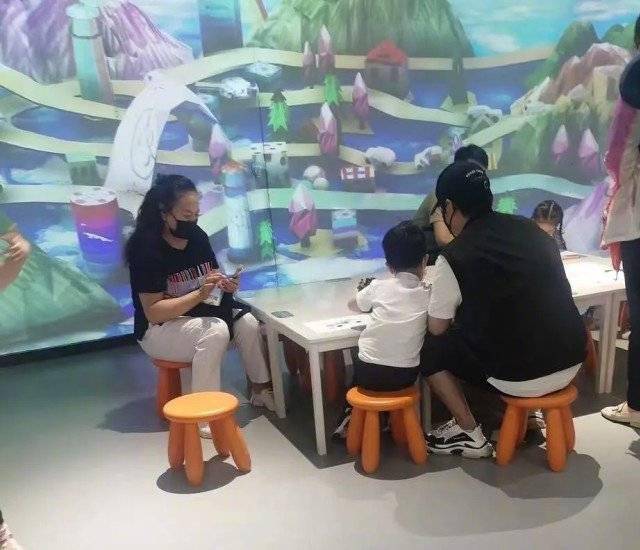 陈思诚离婚后带儿子出行,陪朵朵玩游戏画面温馨