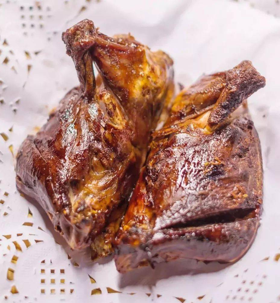 黄泥烧鸽子现吃现烤外焦里嫩香透骨一个字香