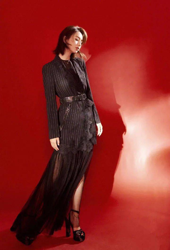 佟丽娅离婚后火力全开深v低胸装全奉献看到就是幸福