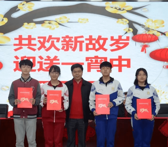 学生们送红包潞河中学校长徐华写下高考祝福签名除了马剑涛和姚勇老师