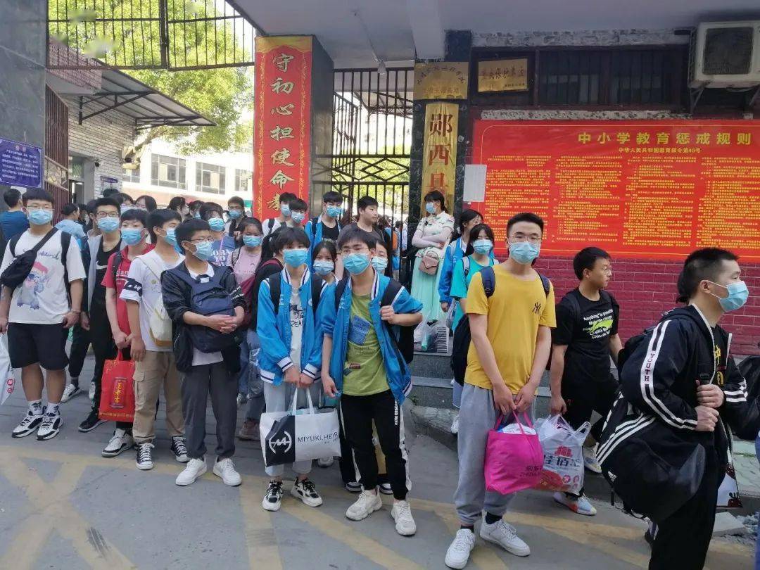 顺利抵达县一中高考考点高考学生们安全有序上车乘坐县三中,亨运郧西