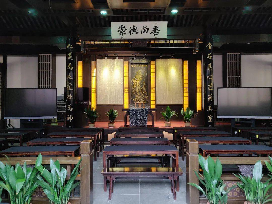 并聘请当时的著名学者胡瑗来掌教,自己也亲自在书院讲学,由于办学有方