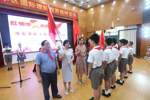 原创红领巾心向党潜龙学校90名学生光荣加入少先队
