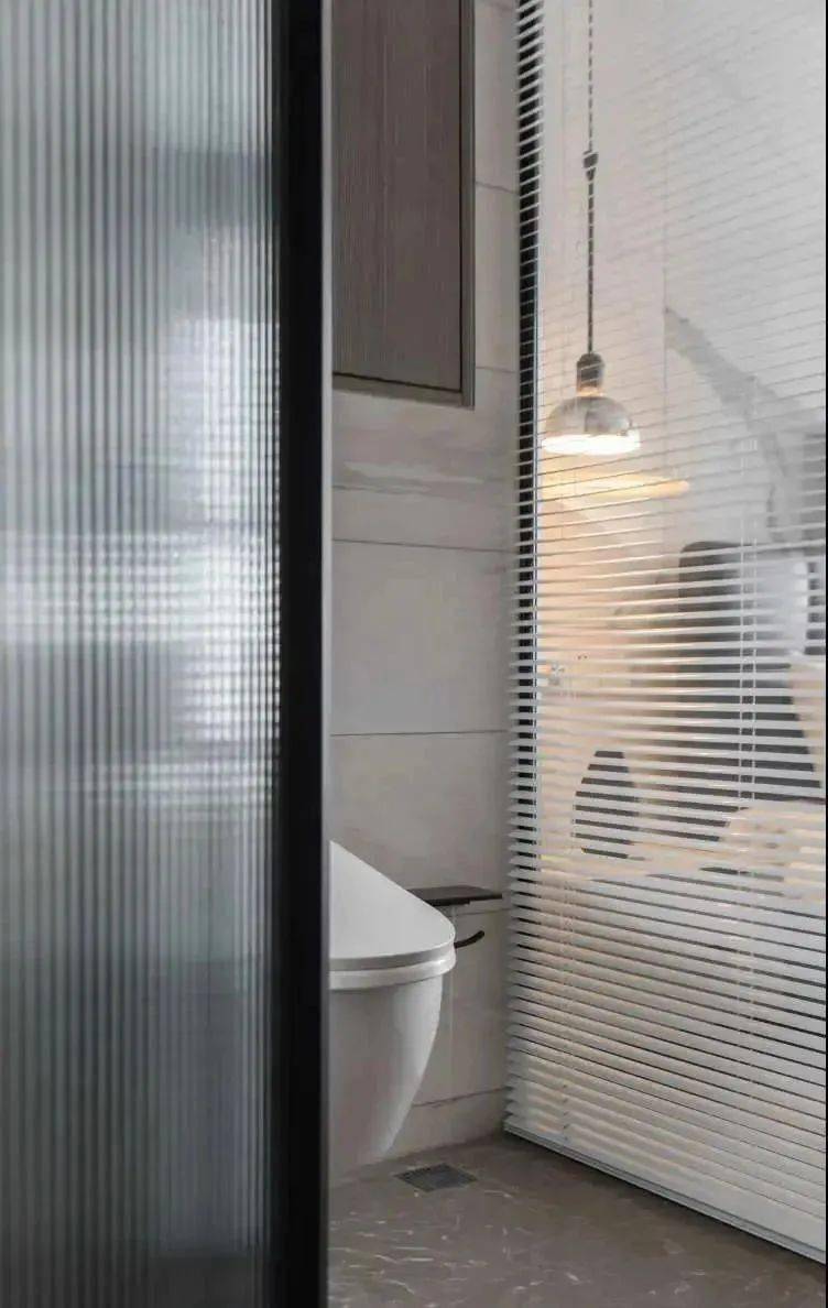 卫生间采光差?昏暗压抑?只需要这两招,让你轻松告别"暗卫"!_玻璃