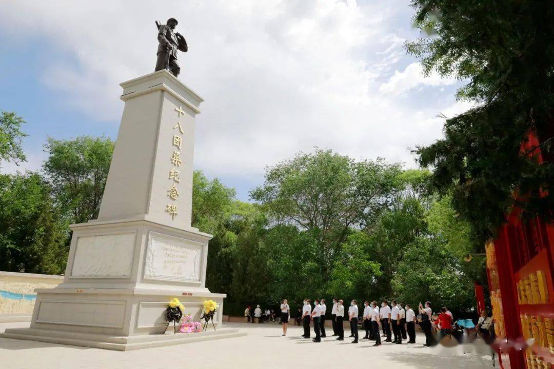 十八团渠纪念碑位于铁门关路西侧,灰白色的纪念碑耸立在青松翠柏间