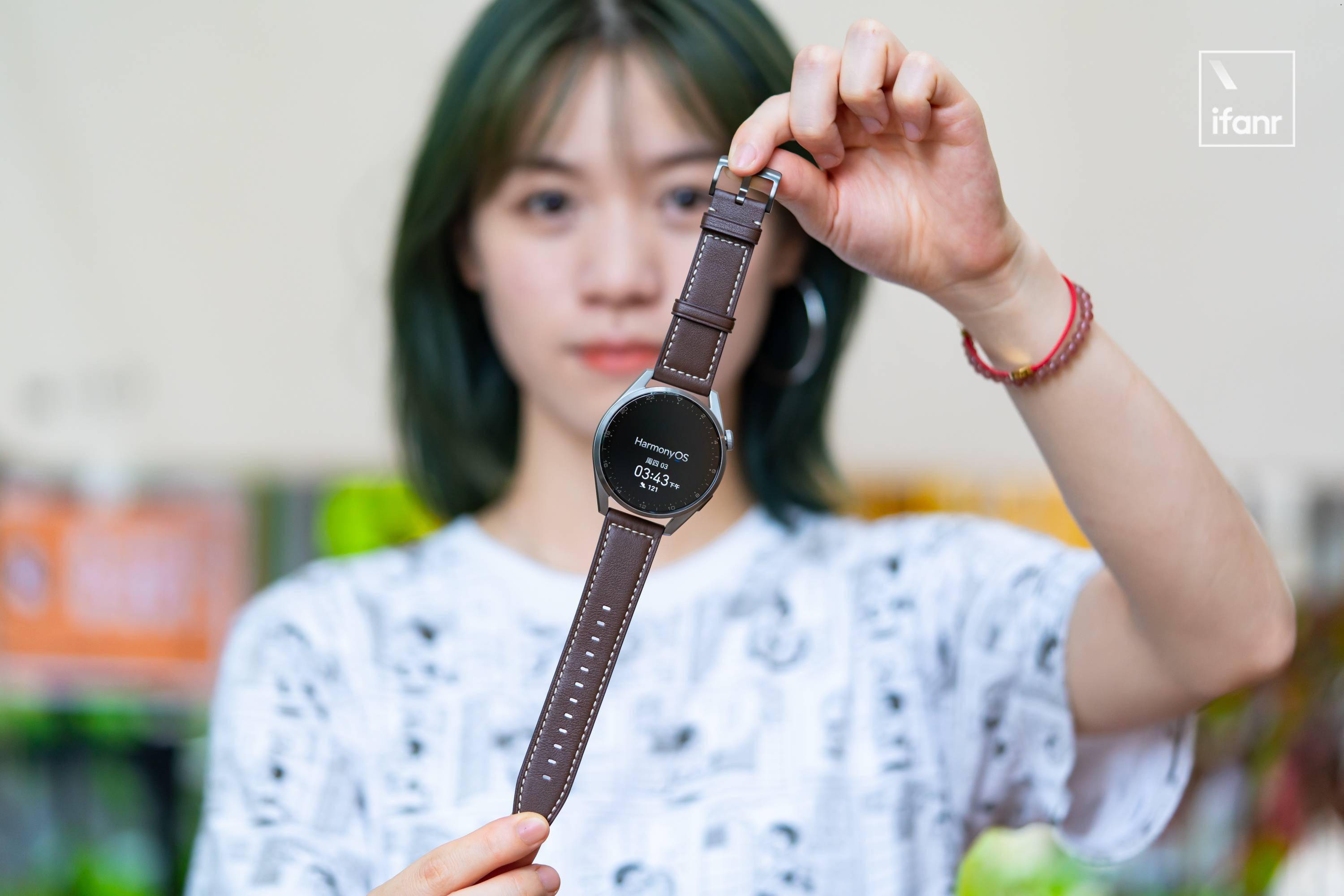 原创华为watch 3 pro 图赏:首款鸿蒙手表,钛金属表体与陶瓷材质加持