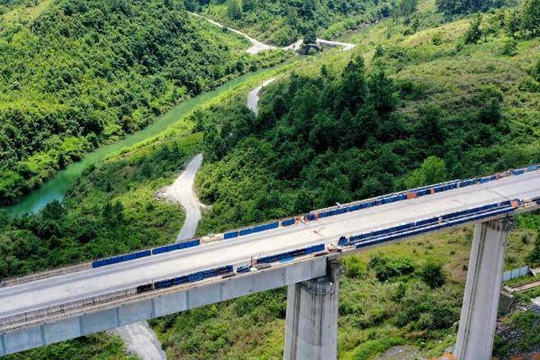 高铁与古桥——跨越世纪的相遇