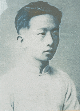 聂耳(前排左二弹三弦者)在学校的乐团里聂耳的音乐天赋来自母亲的影响