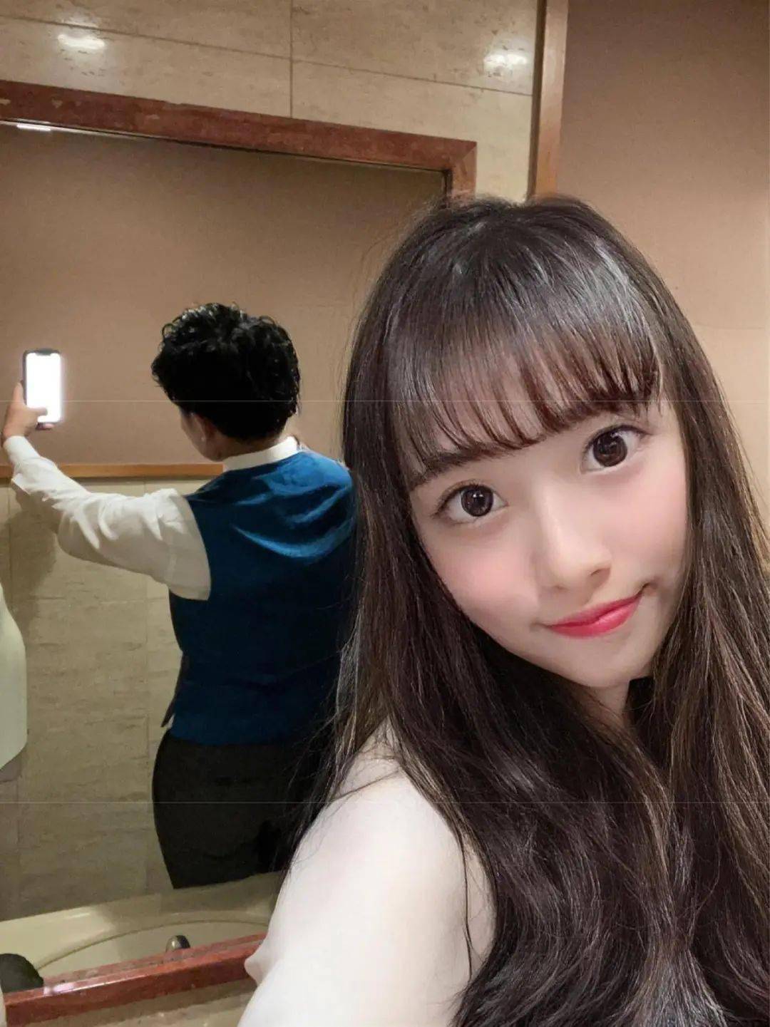 日本twitter涌现大量自拍美女诡异倒影让网友大呼世纪骗局