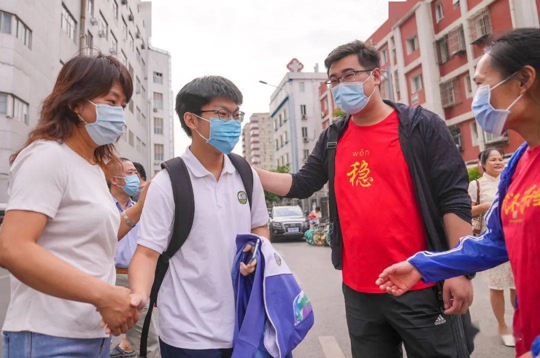 在北京二中考點,考生準備入場參加高考.在人大附中通州校區考點.