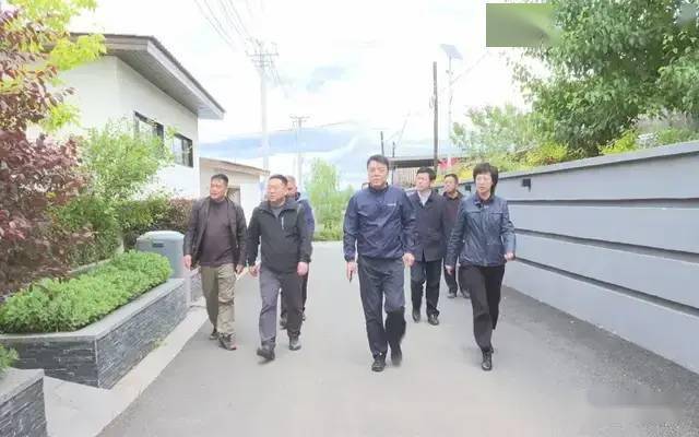 在漂河镇富江村,永安村西小荒地,金旭东听取相关负责同志介绍,详细