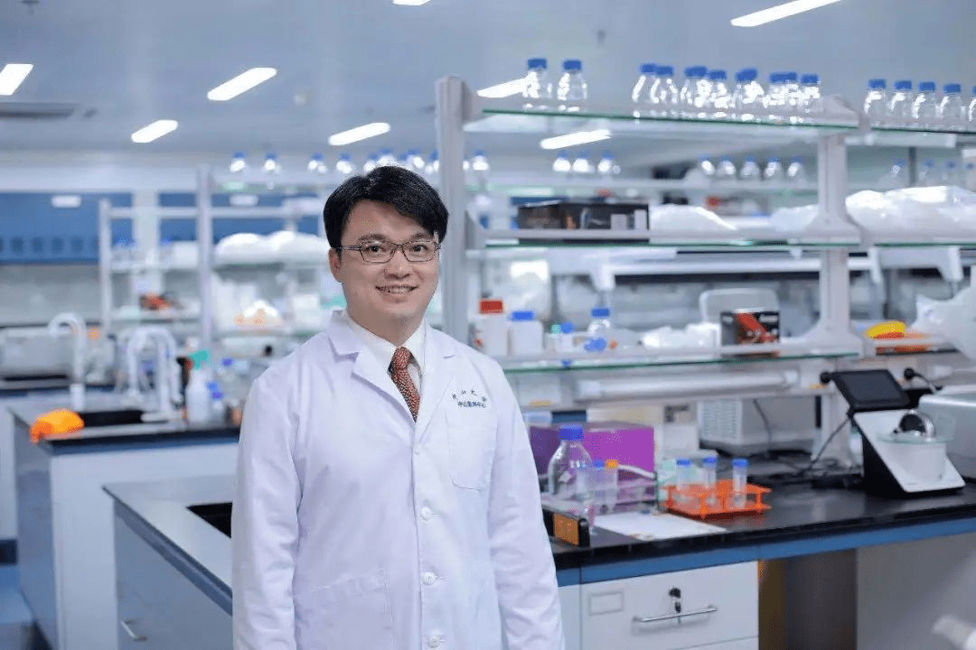 林浩添教授在实验室