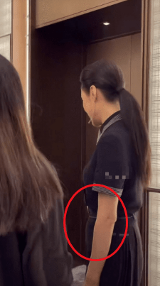 倪萍近照暴瘦,双腿似麻杆撑不起衣服