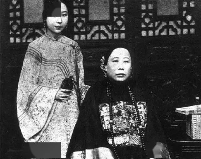 李鸿章死后,他的侧室莫氏,侍妾冬梅都享受诰命夫人的俸禄,吃喝无忧