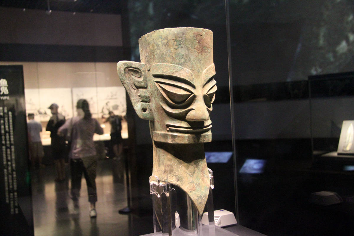 四川成都三星堆铜人头像受关注