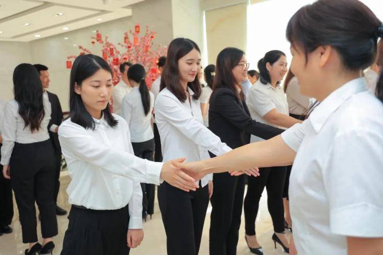 礼仪不是用标尺丈量别人德晟集团高端商务礼仪培训收官