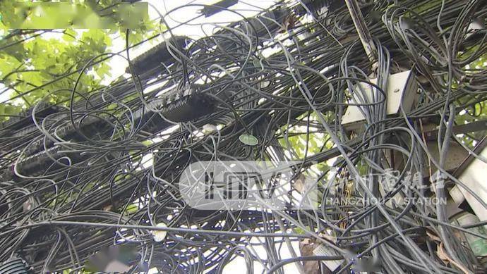 密集恐惧症都要犯了裸露电线一伸手就能碰到已存在十多年