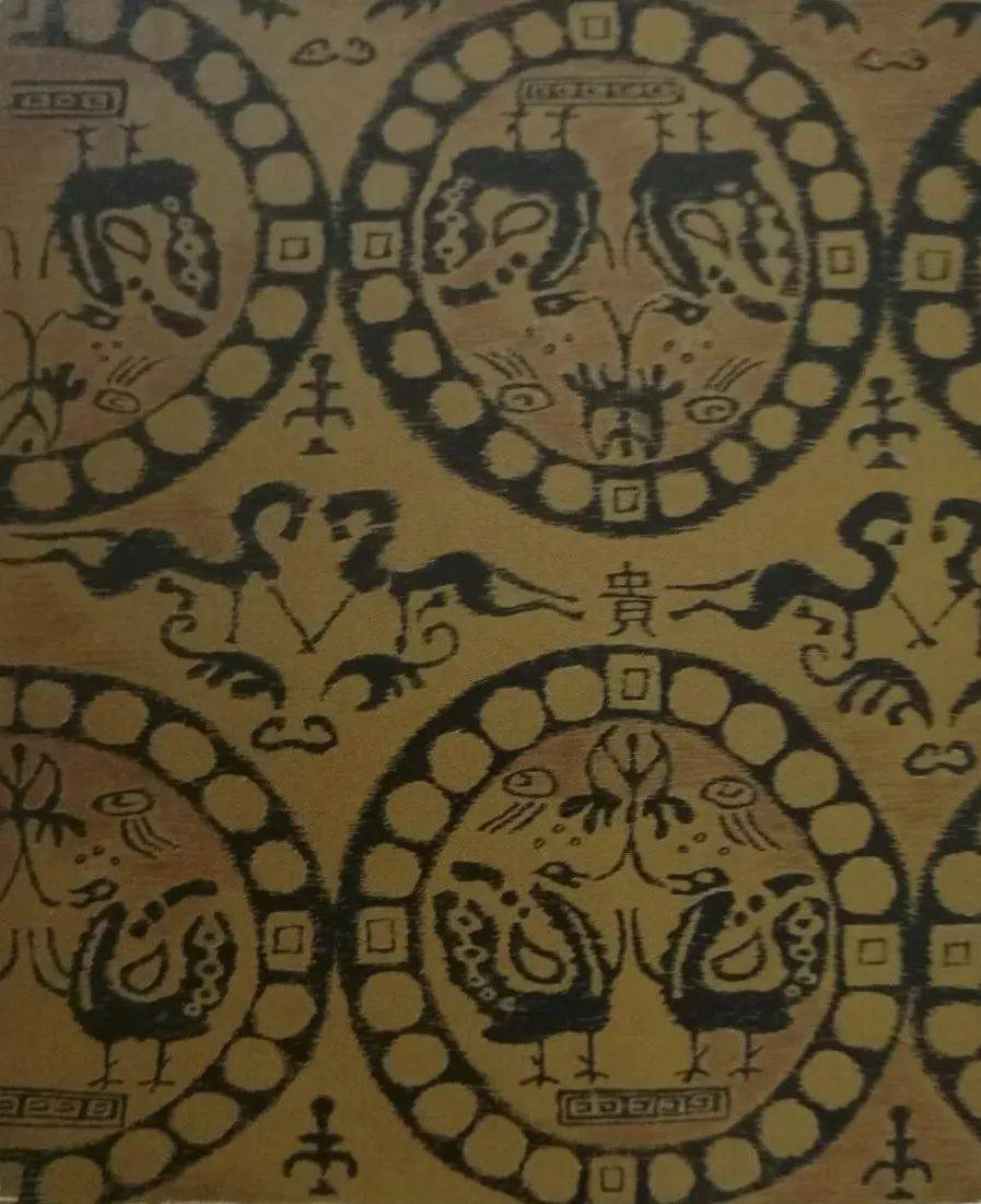 华丽丰满的艺术风格,造型多运用较大弧线,色彩多运用金彩,退晕的方法