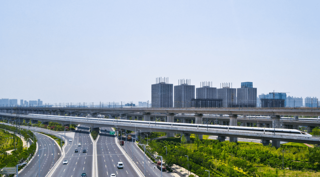 航拍郑州经开区东三环铁路网.