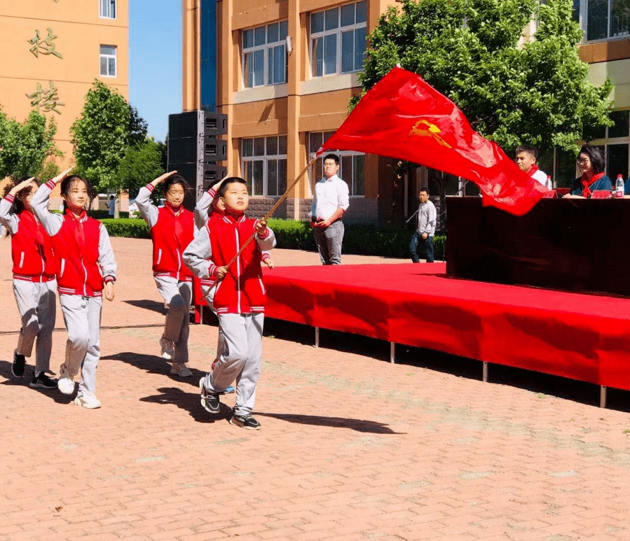 辛興鎮黨委,諸城市教體局,辛興中心校及辛興小學領導與辛興鎮眾多愛心