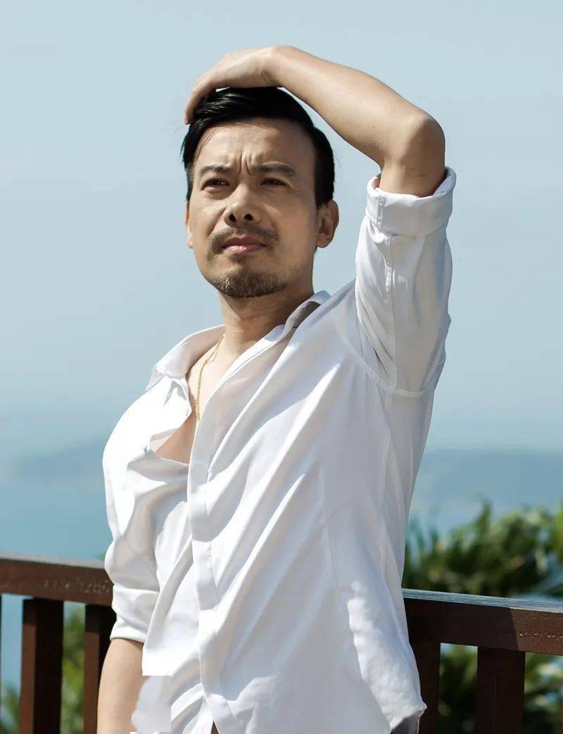 李盟,中国儿童艺术剧院国家一级演员,曾荣获文化部国家艺术院团优秀