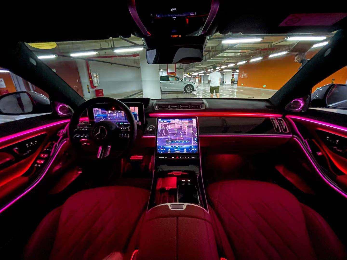 奔驰内饰氛围灯实在是玩的太6了,这钟主动环抱式的氛围灯在夜晚时的