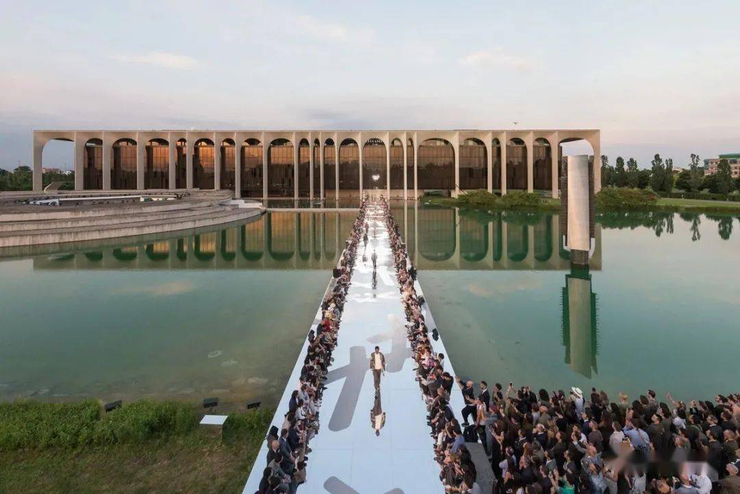 我们叫做模特走秀他们唤作t台艺术