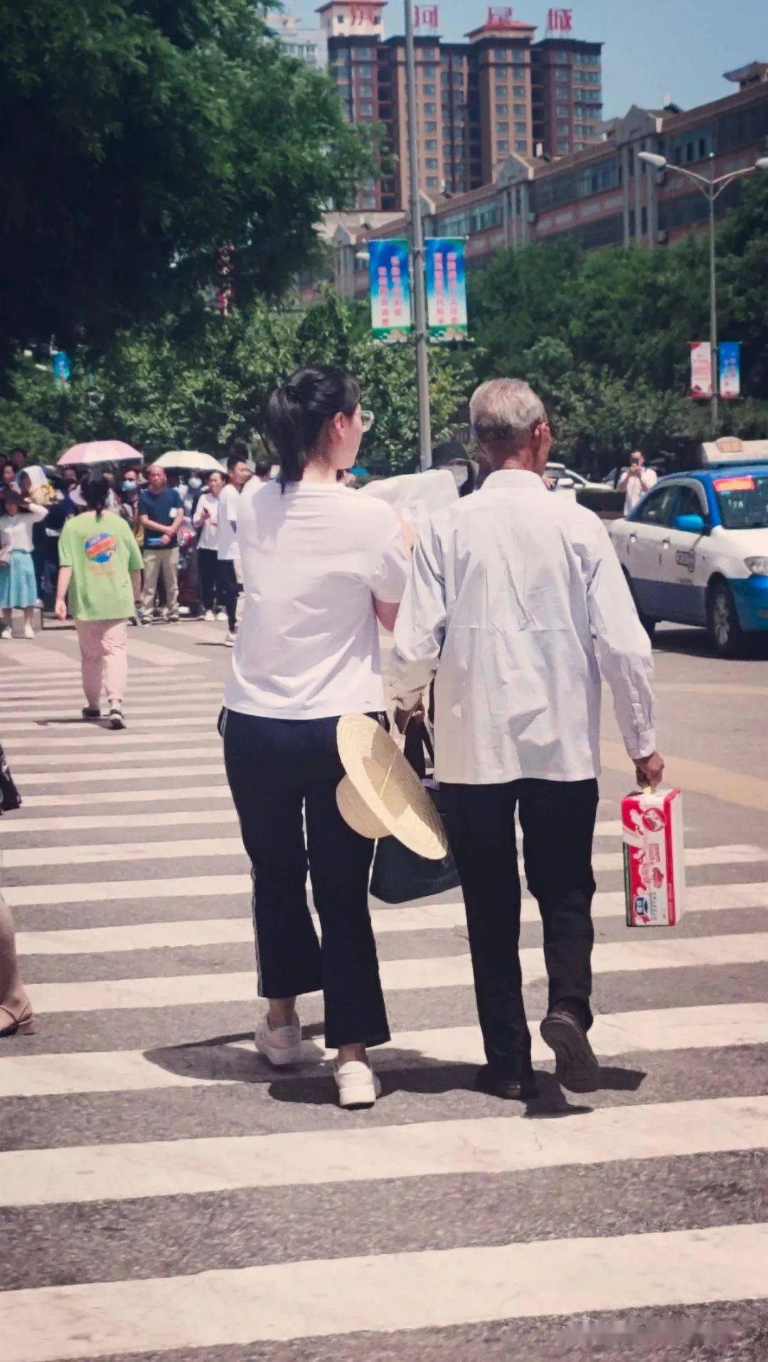 都拍不清楚人群了不经意间看到了这个女孩搀扶起爷爷 幸福远去的背影