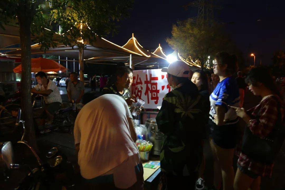 用最纯朴的方式做着自己的小生意……我们聊过很多次"天津的夜市文化"
