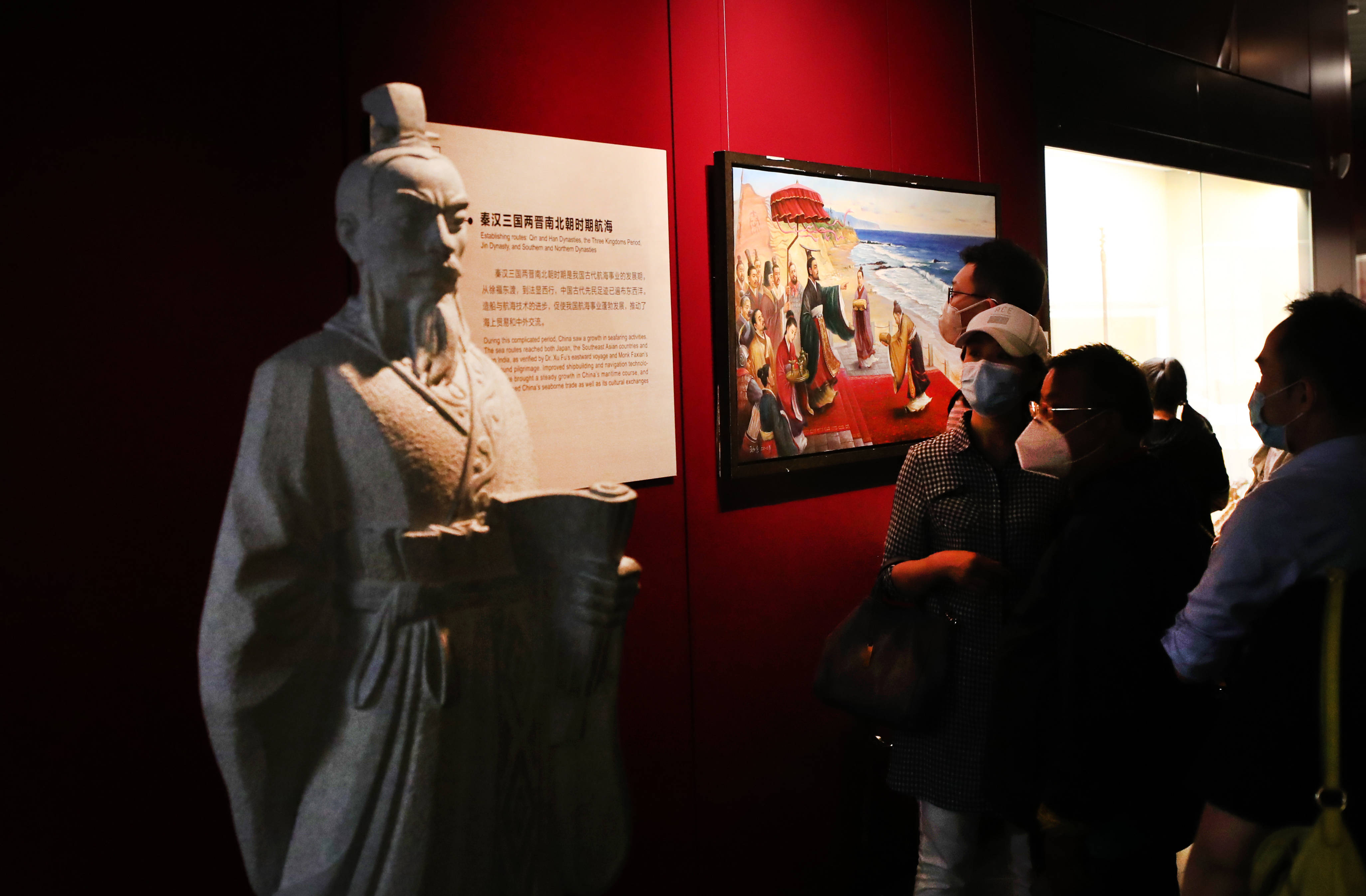 6月8日,观众在参观古代船锚展品.返回搜狐,查看更多