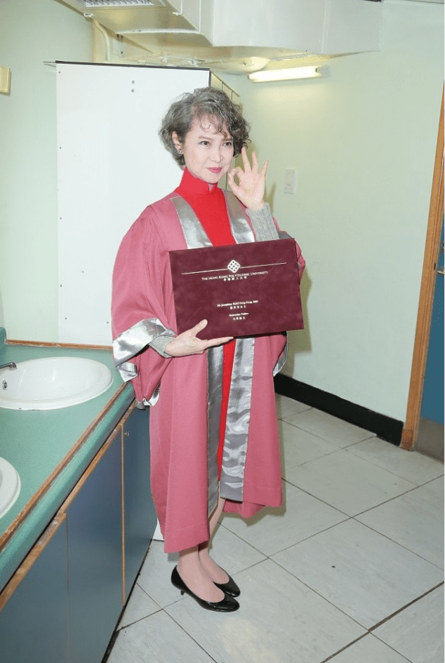 萧芳芳活出了女人该有的样子70多岁还这么优雅头发花白也挺美