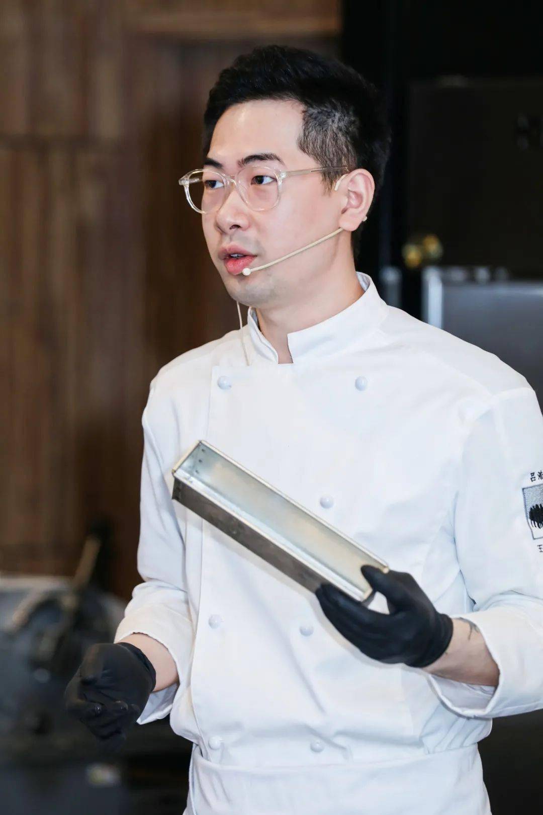 uibc世界糖艺西点锦标赛冠军吕浩然登台现场演示讲解,带领观众走进了