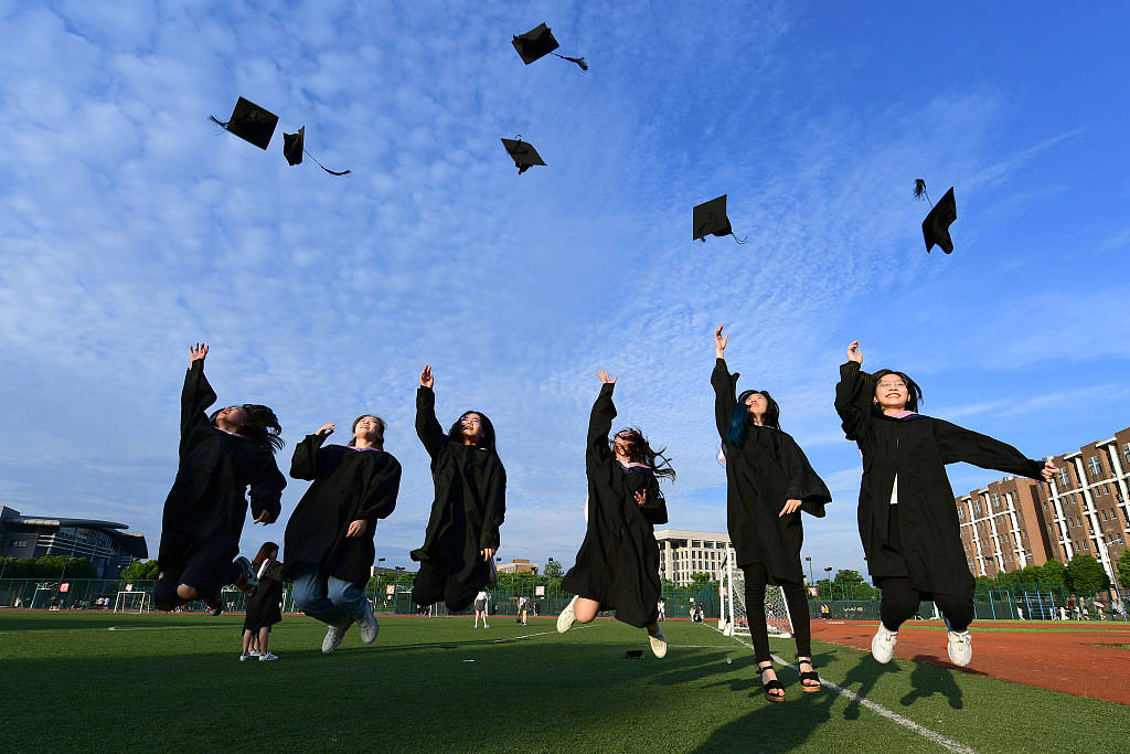又是一年毕业季 大学生拍照留影致青春