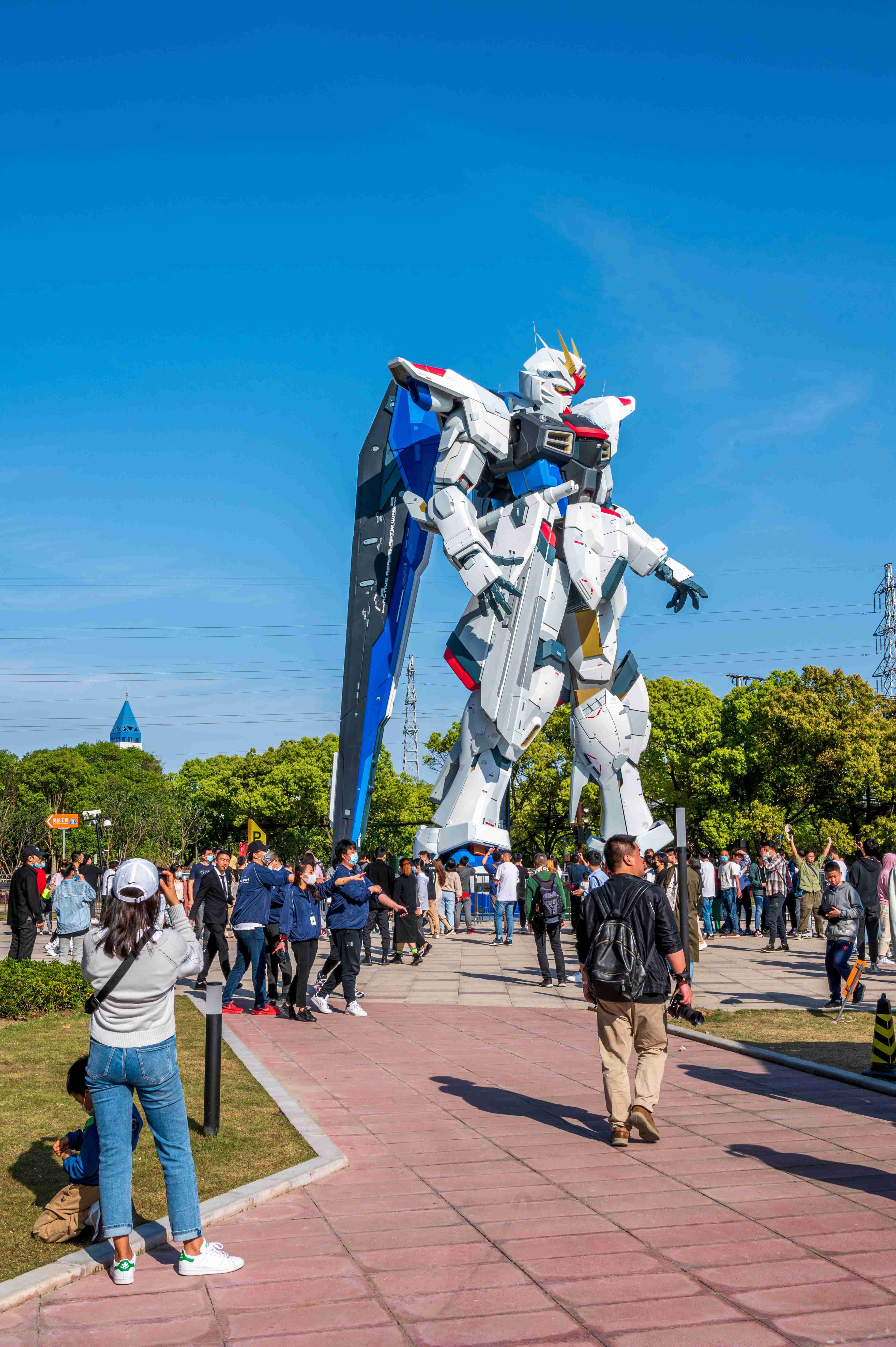 巨型高达亮相上海浦东新区 成为网红打卡新标地